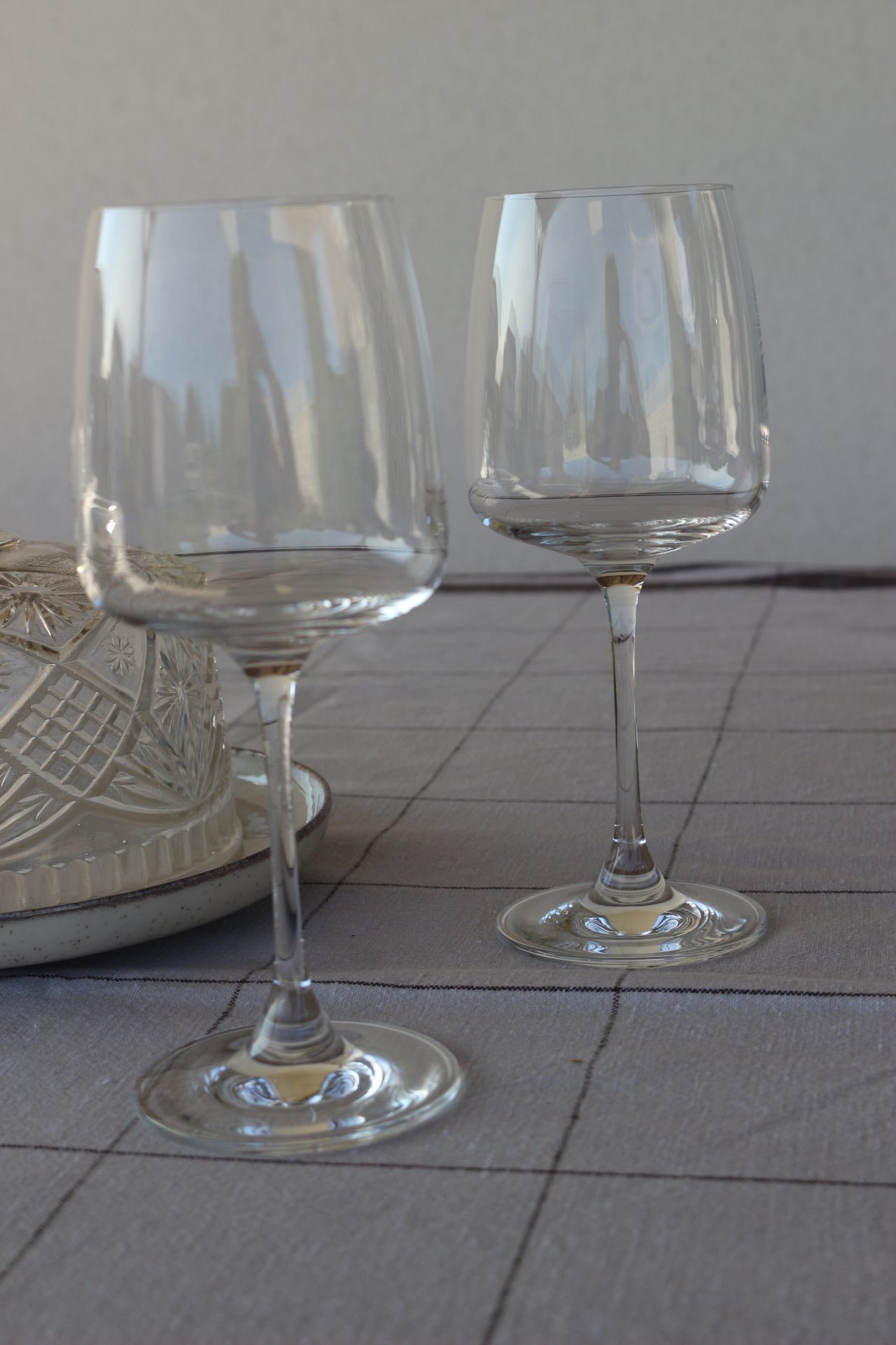 Six verres à vin sur pied, un très beau modèle actuel chiné pour vous