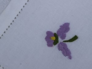 Serviette blanche brodée