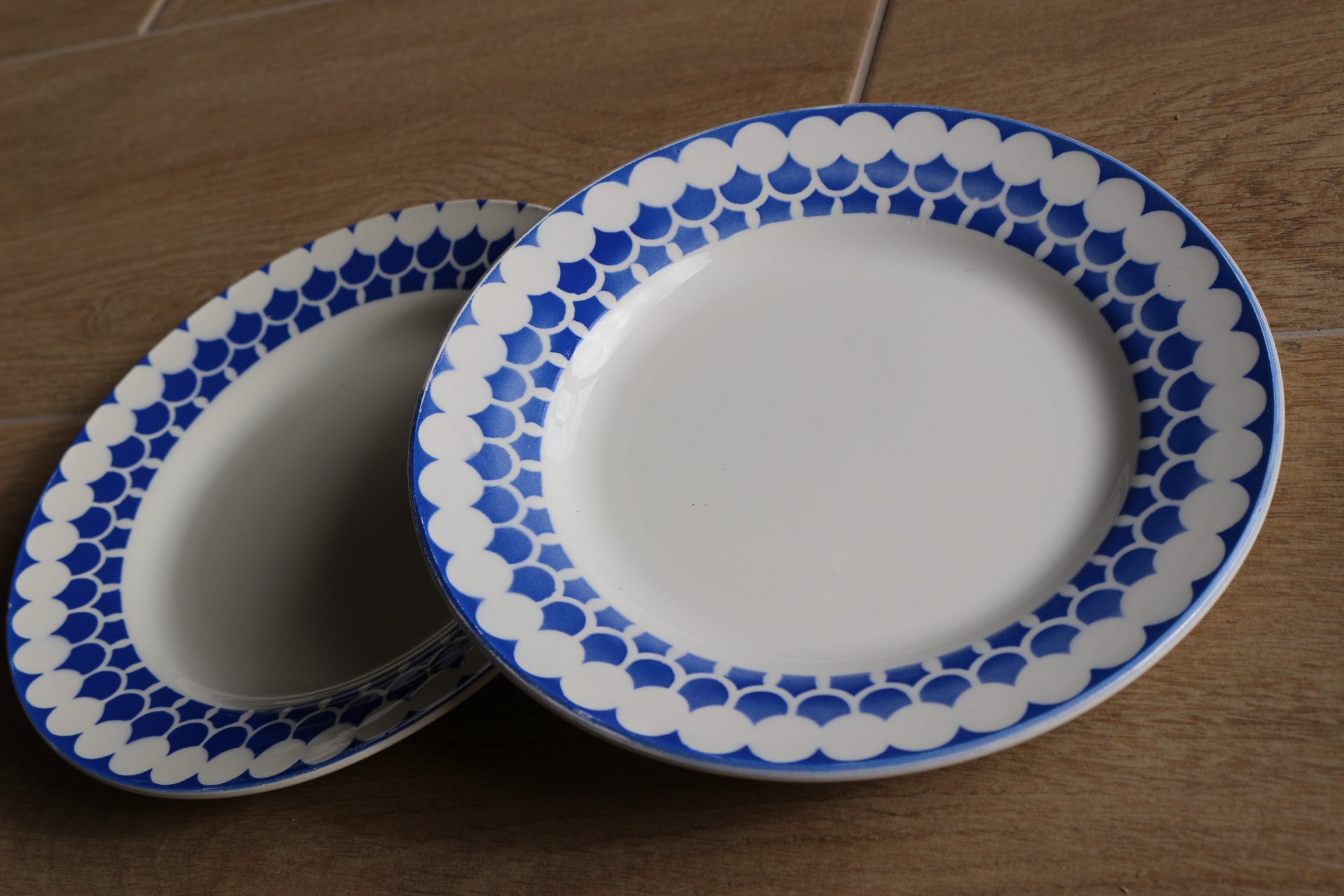 2 Assiettes Digoin modèle Europe, en bon état.
