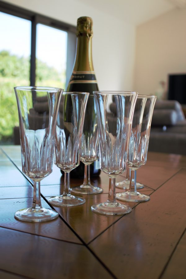 6 flutes à champagne sur pied forme évasée, corps ciselé à la base