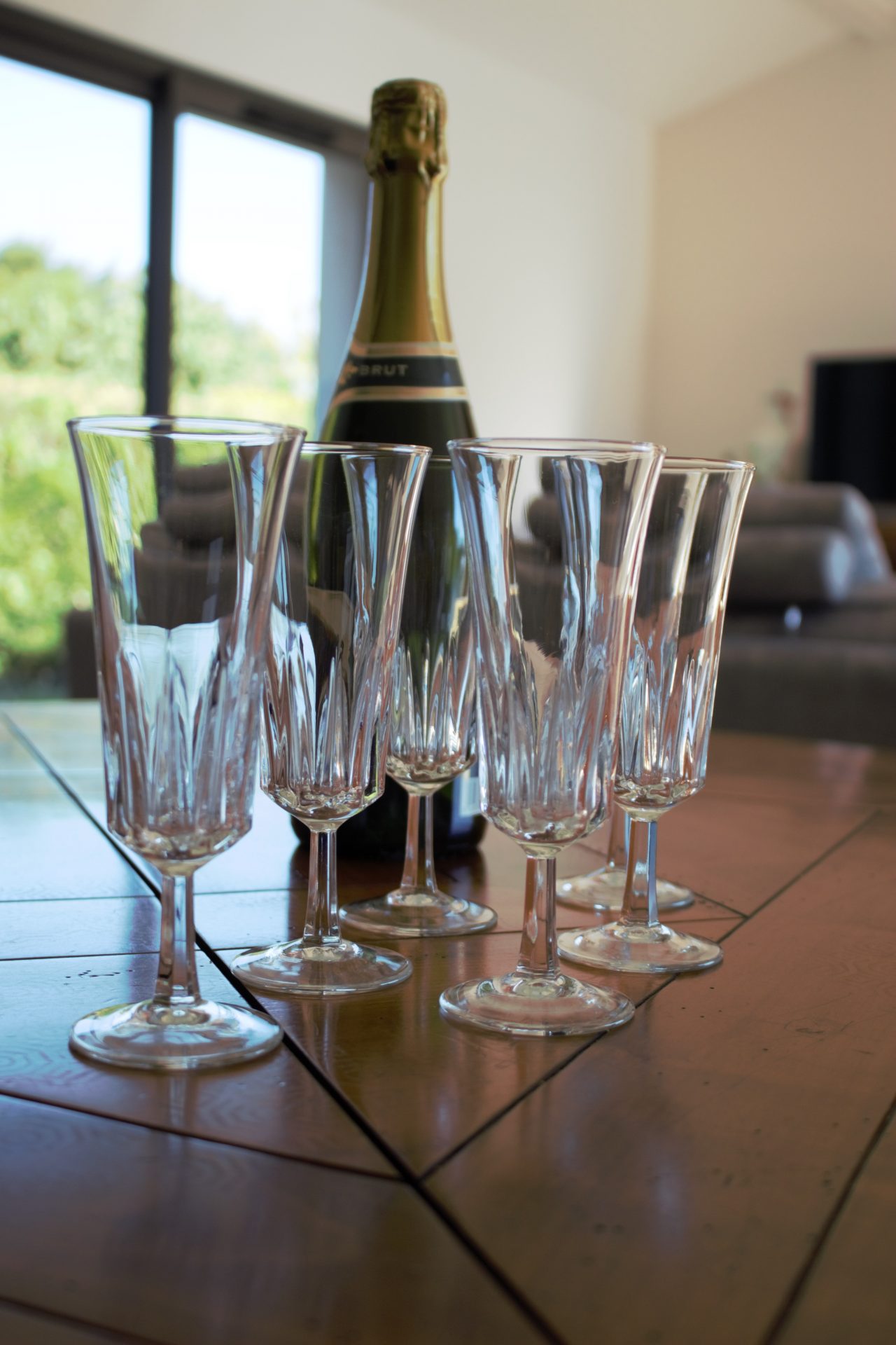 6 flutes à champagne sur pied forme évasée, corps ciselé à la base