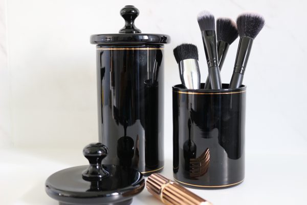 Bocal en verre noir avec un liseré doré et son couvercle en verre noir, idéal pour le rangement. Article de seconde main en parfait état