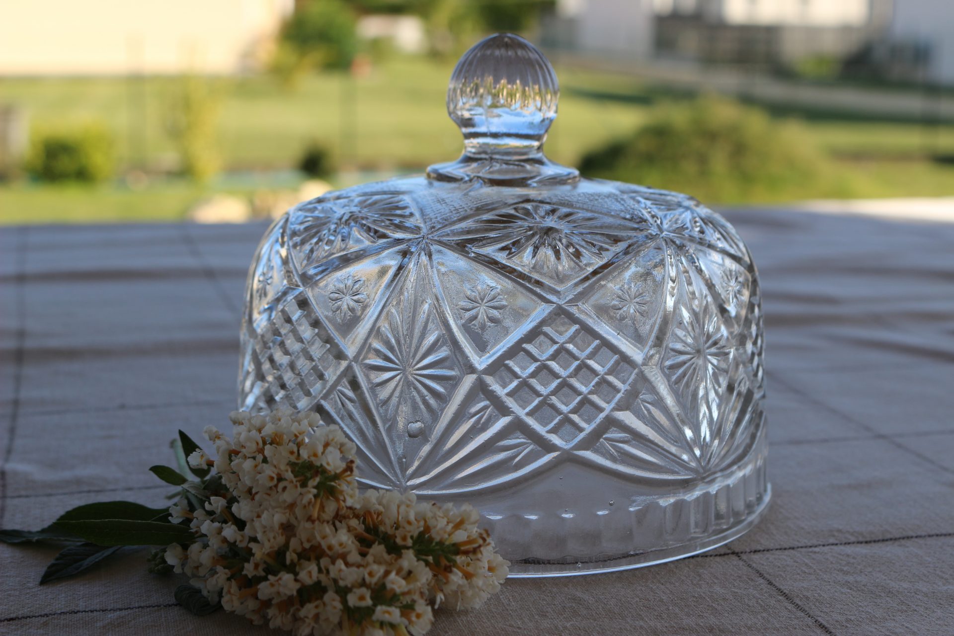 Cloche en verre moulé, objet de seconde main ancien avec un petit défaut sur le bord.