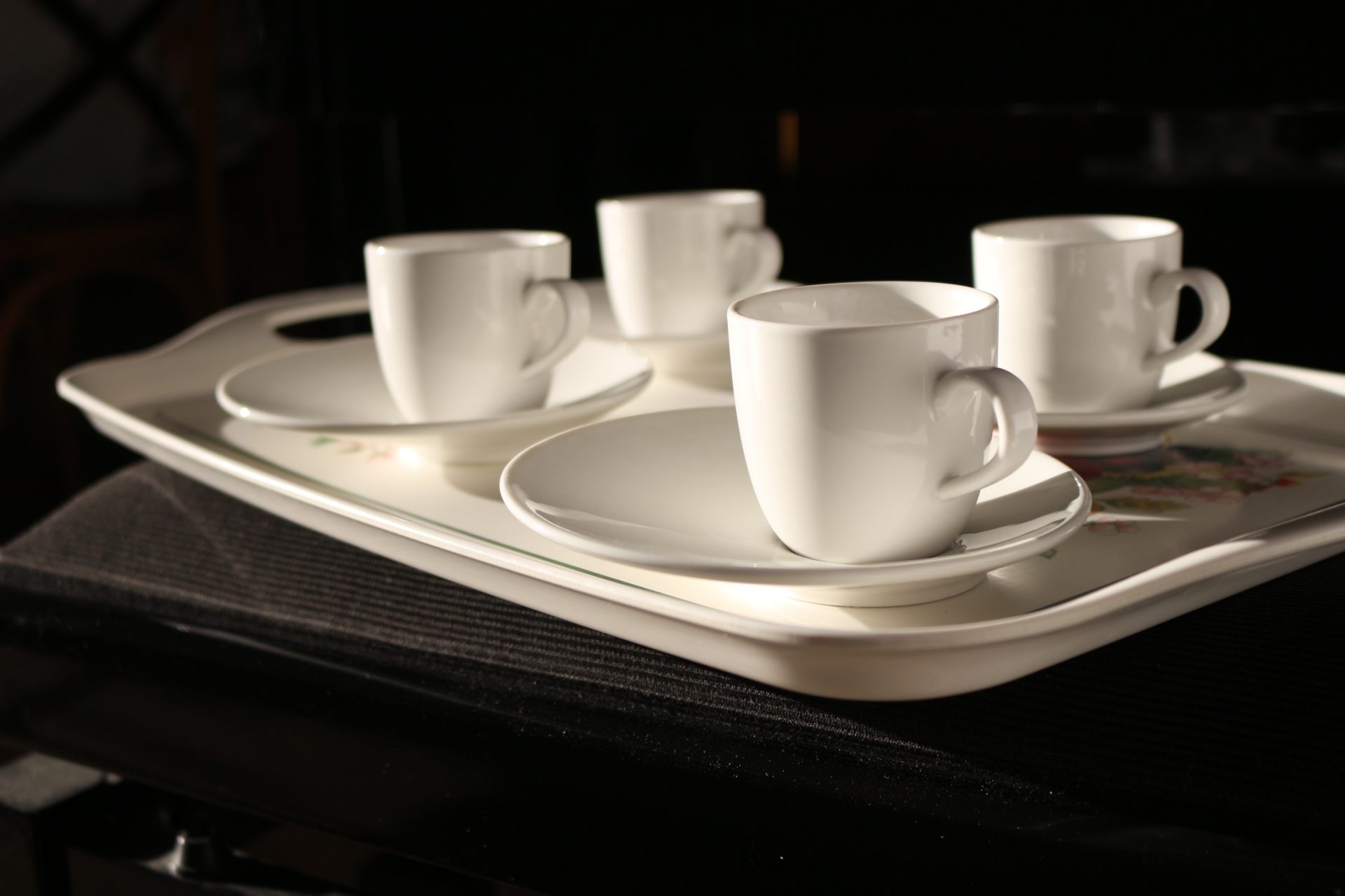 Lot de 4 tasses et soucoupes – Image 3