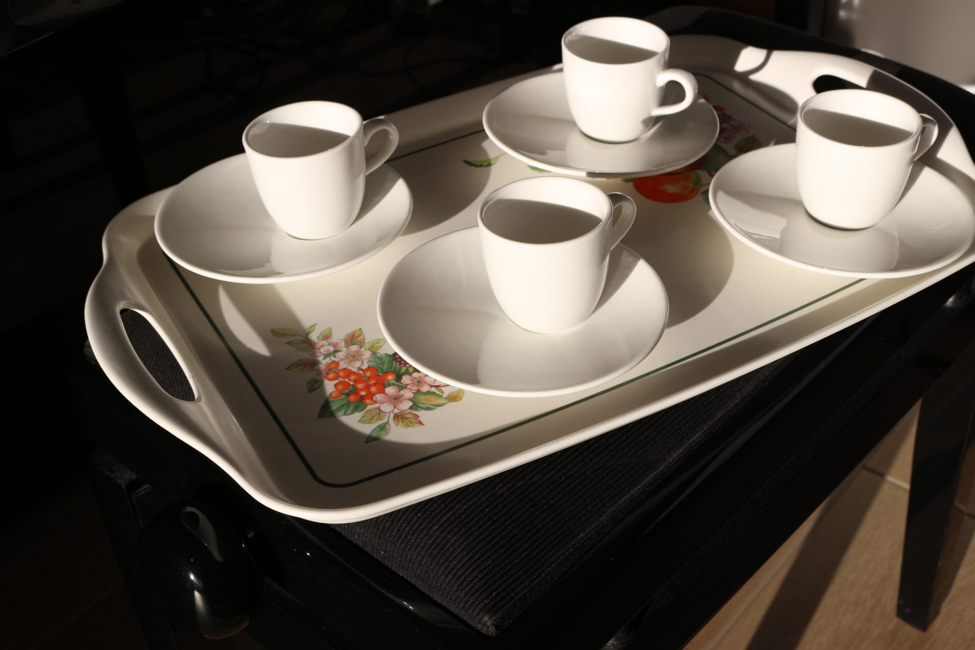 Lot de 4 tasses et soucoupes – Image 2