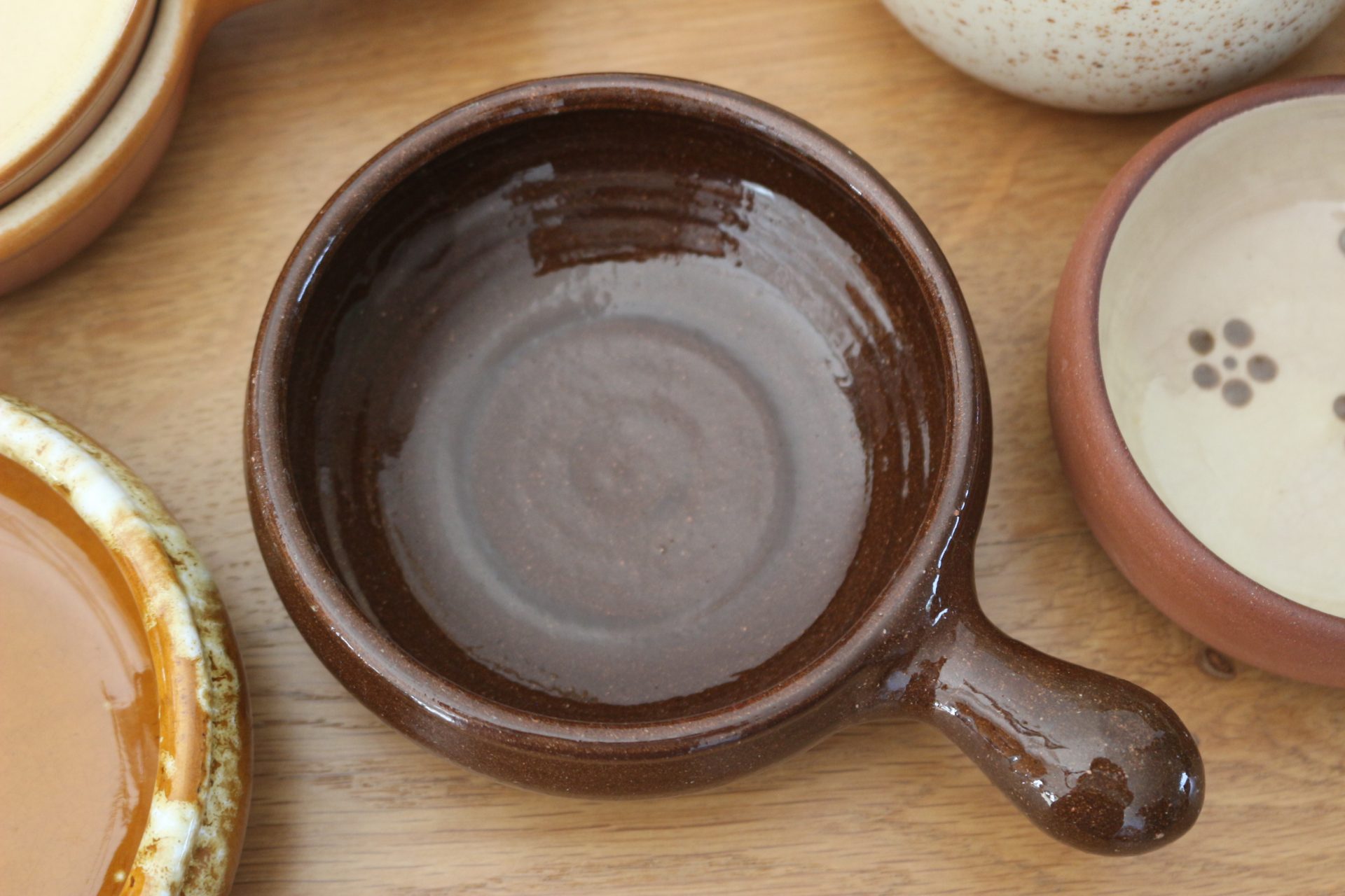 Mini poêlon en terre cuite, idéal pour présenter à l'heure de l'apéro quelques cacahuètes