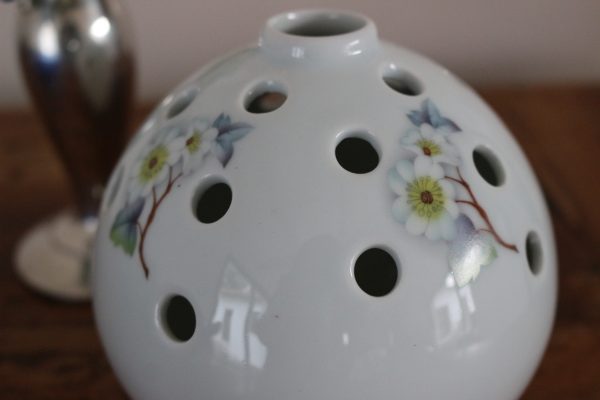 Pique fleurs en porcelaine – Image 2