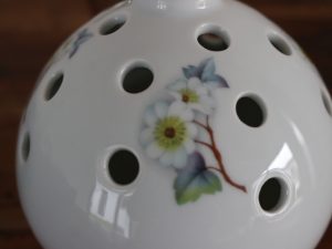 Pique fleurs en porcelaine