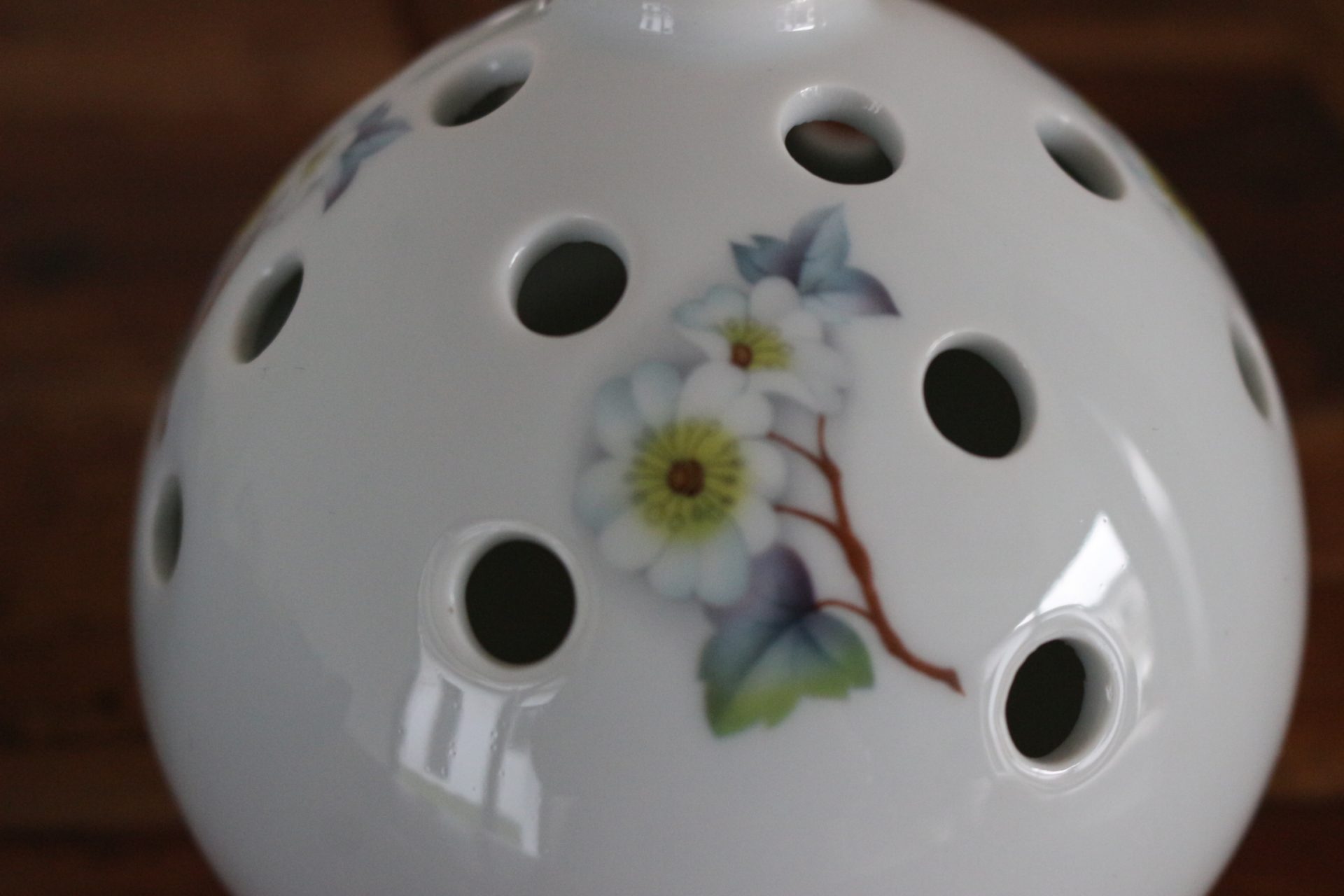 Pique fleurs en porcelaine de seconde main en parfait état en forme de boule.