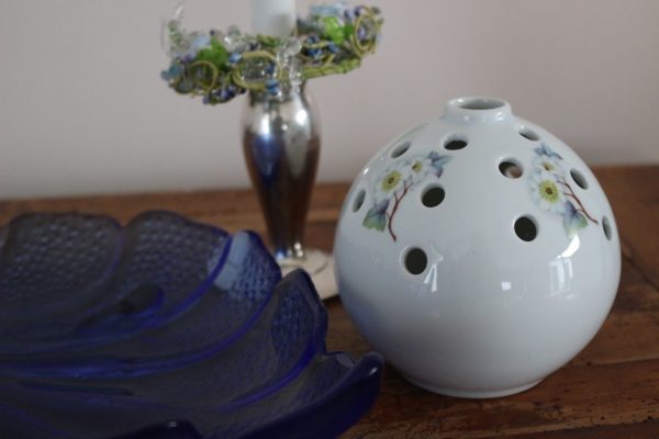 Pique fleurs en porcelaine – Image 3