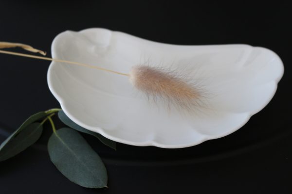 Plat en forme de feuille en porcelaine blanche délicate