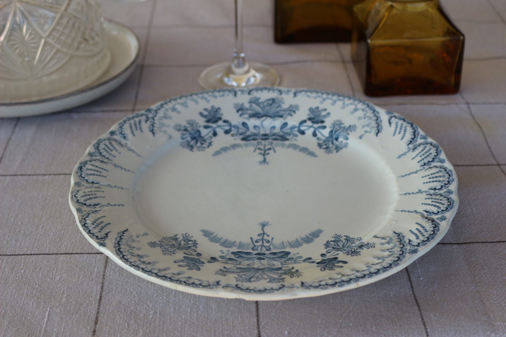 Assiette en terre de fer, le modèle Régence