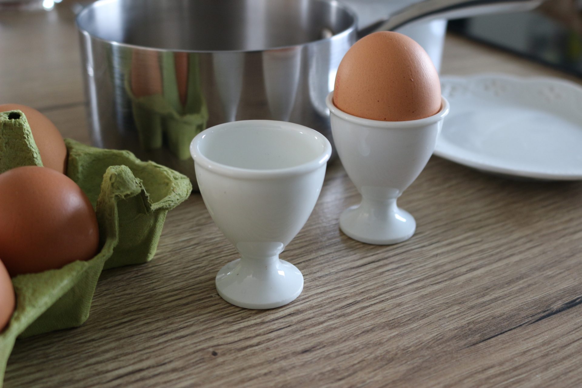 Duo de coquetiers en porcelaine blanche, un article de seconde main en bon état