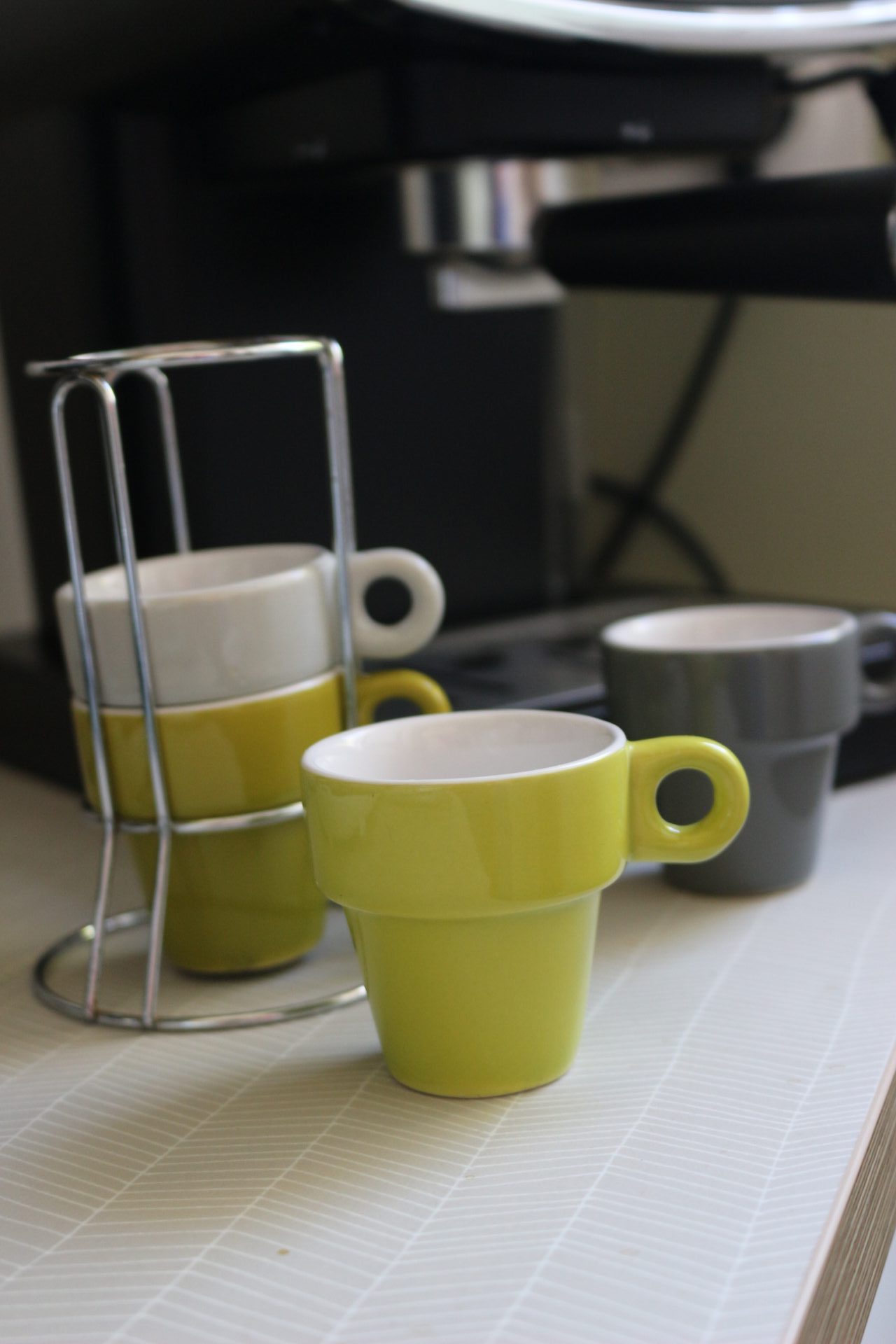 Set de 4 tasses à café et son présentoir métallique de seconde main