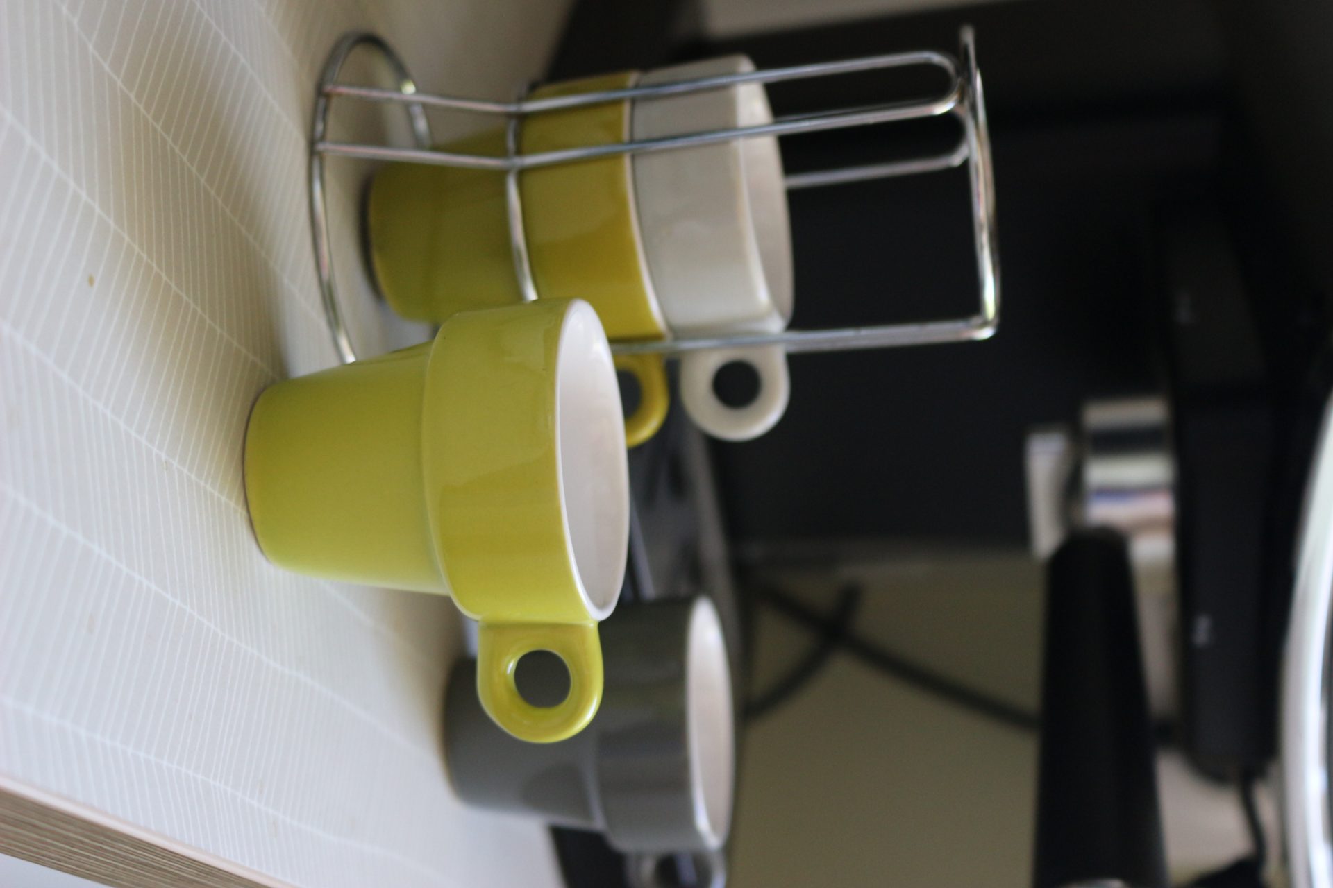 Set de 4 tasses à café et son présentoir métallique de seconde main