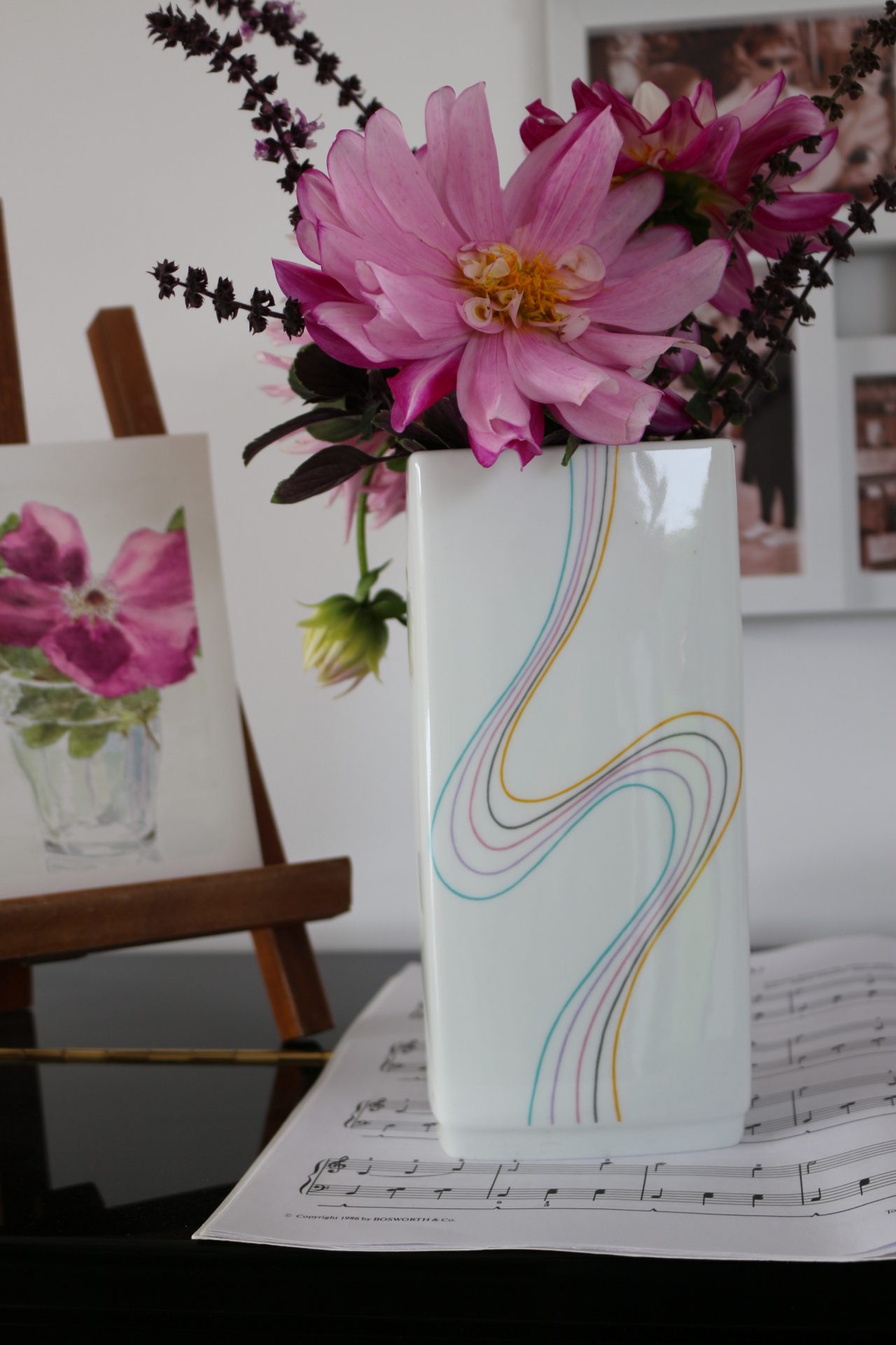 Vase haut rectangulaire avec un décor de vagues colorées en trés bon état et toujours de seconde main