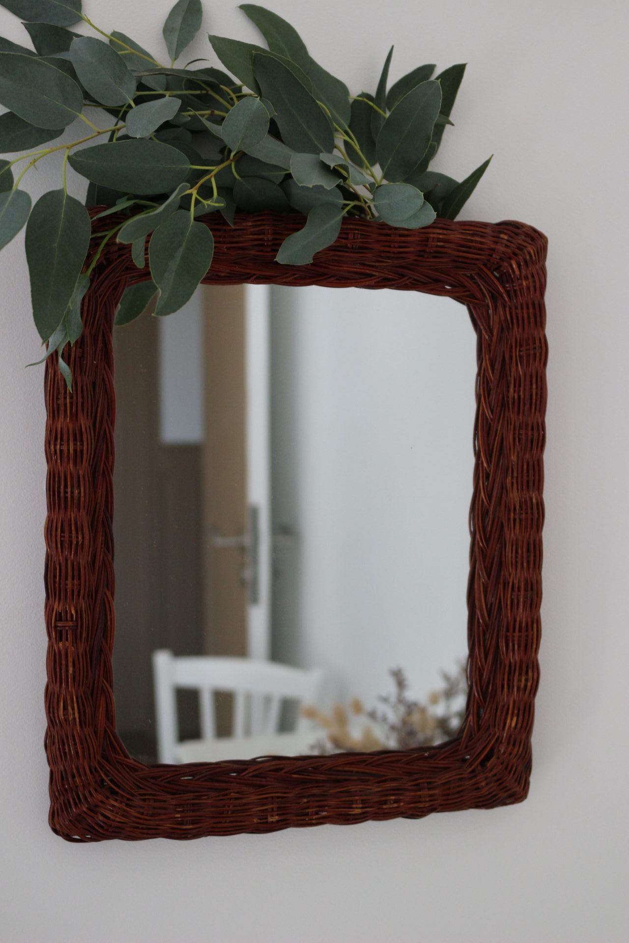 Miroir rectangulaire de taille moyenne avec un encadrement en osier acajou