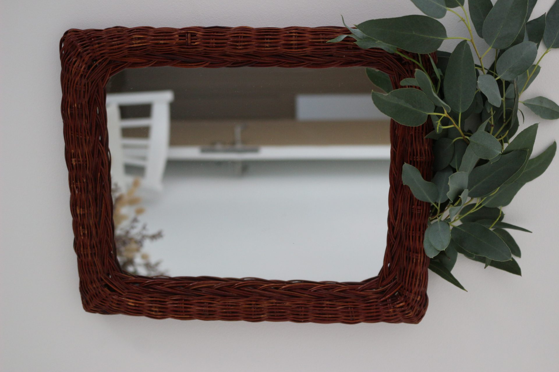 Miroir rectangulaire de taille moyenne avec un encadrement en osier acajou