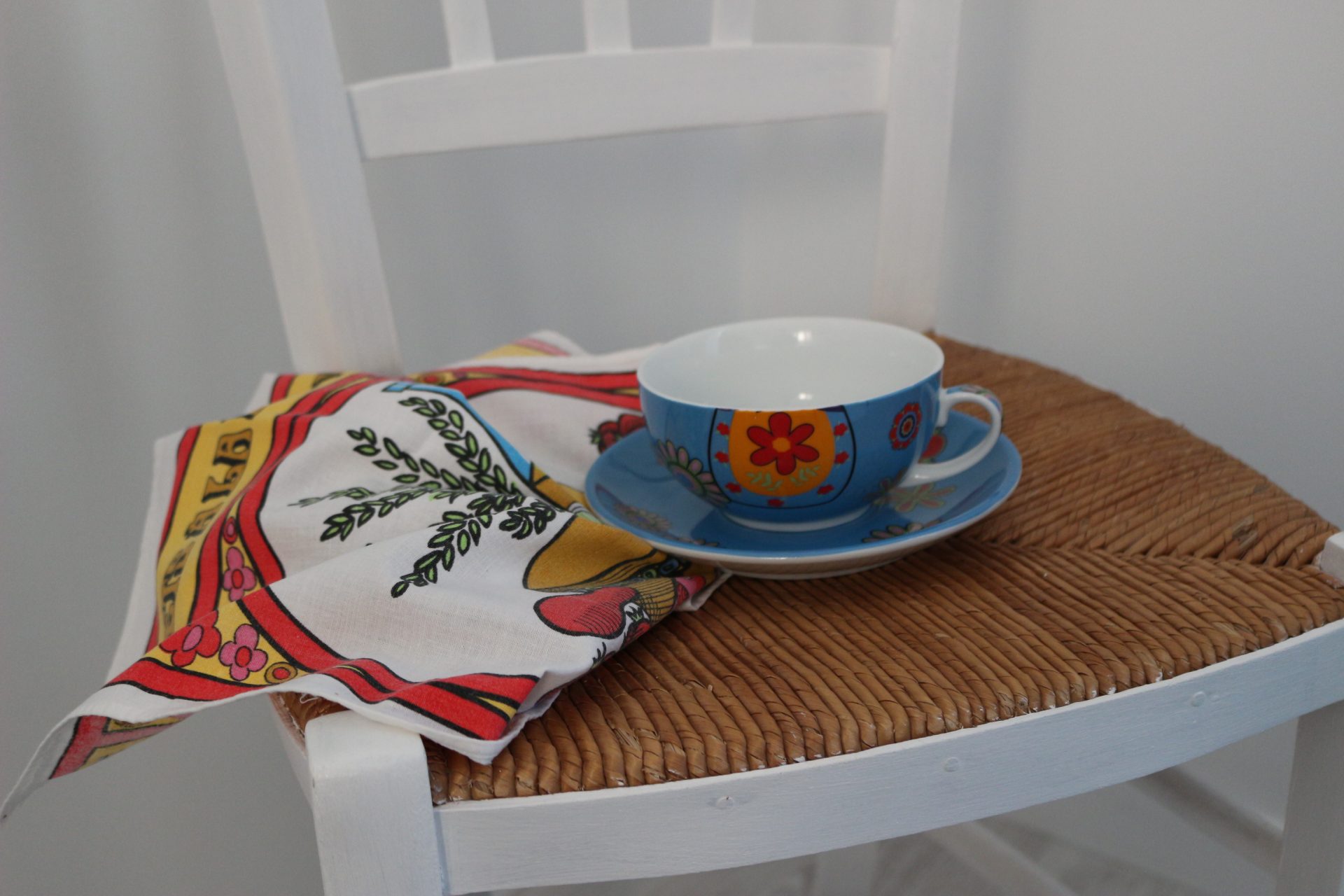 Ensemble tasse et soucoupe coordonnée de couleur bleue avec un décor de fleurs naïves