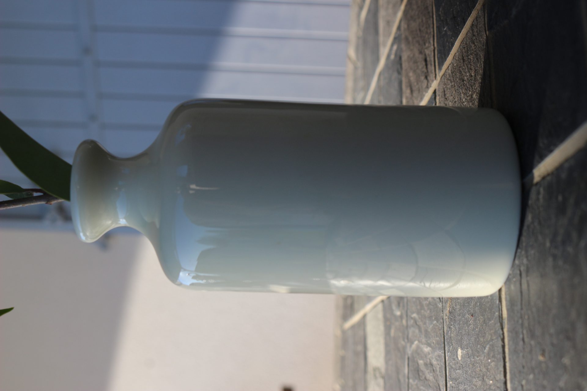 Vase bouteille en porcelaine blanc cassé