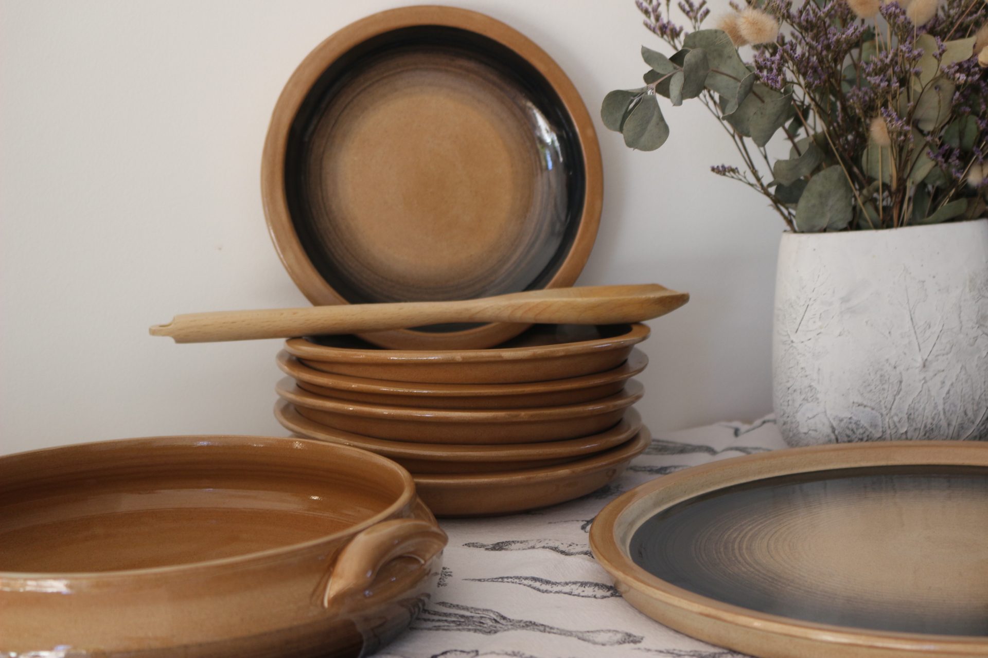 Lot de six assiettes en céramique artisanale marron et noir