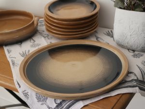 Plat rond avec rebord