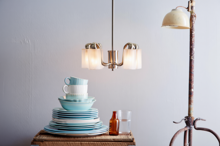 Sélection de vaisselle posée sur une table et de luminaires