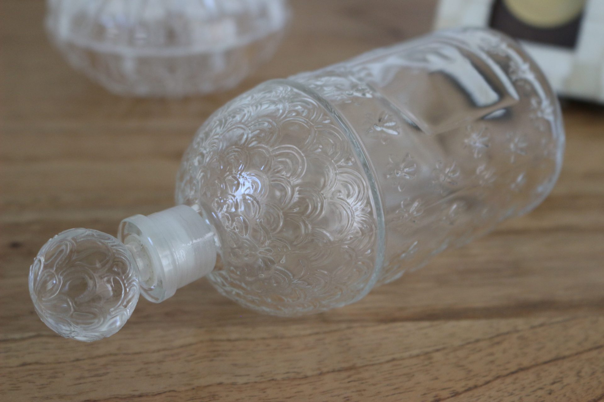 Un flacon de parfum de la marque Guerlain vide