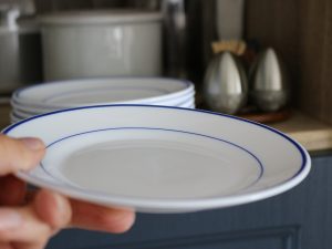 Assiettes Arcopal blanches avec liseré bleu