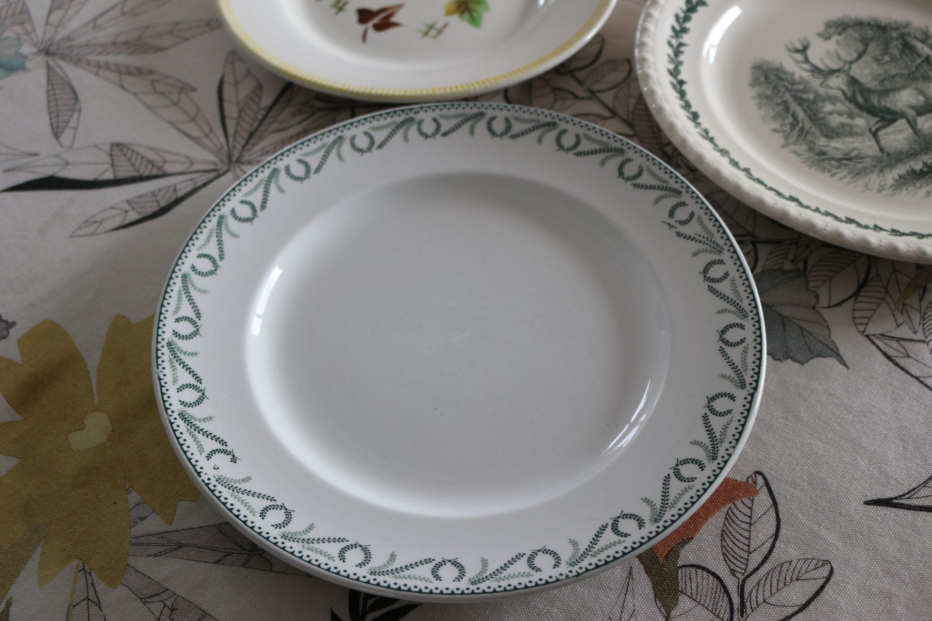 Une assiette, modèle couronne de la manufacture Boch frères