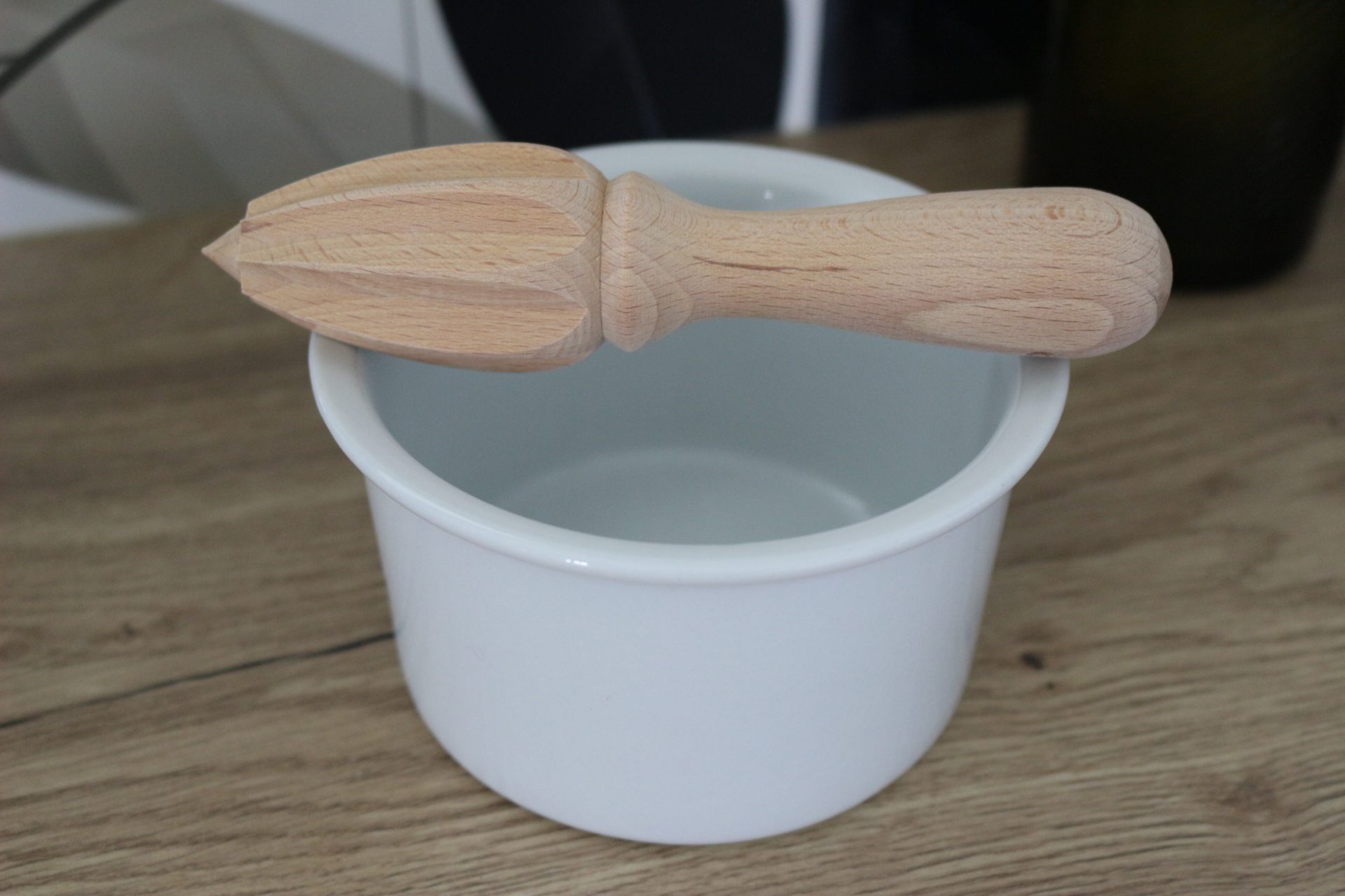 Petit pot rond en porcelaine blanche