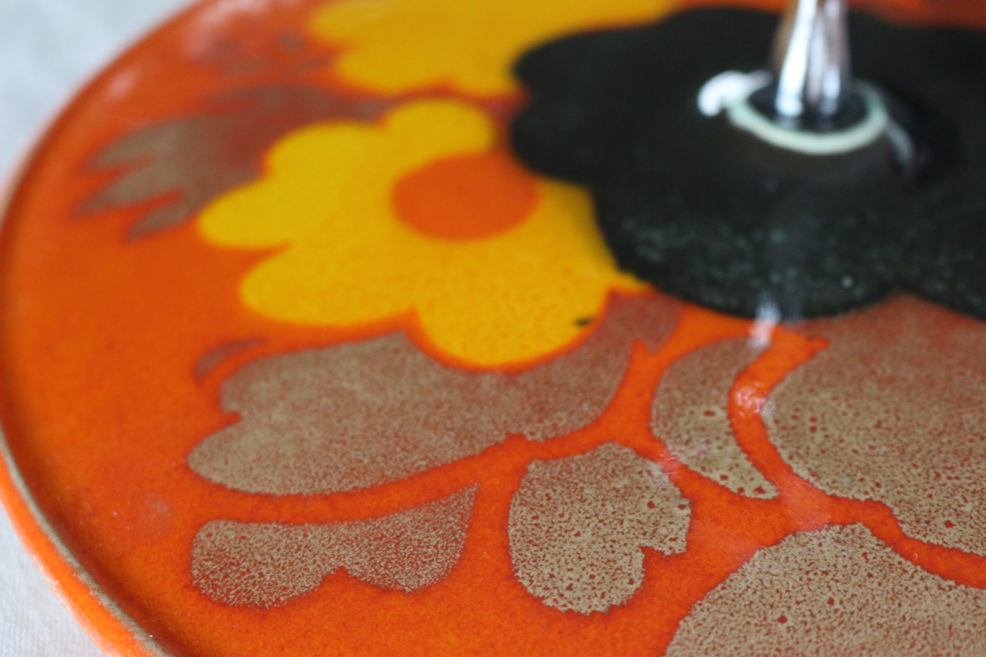 Serviteur à fromage ou autre en céramique avec une dominante de couleur orange, modèle signé St Clément