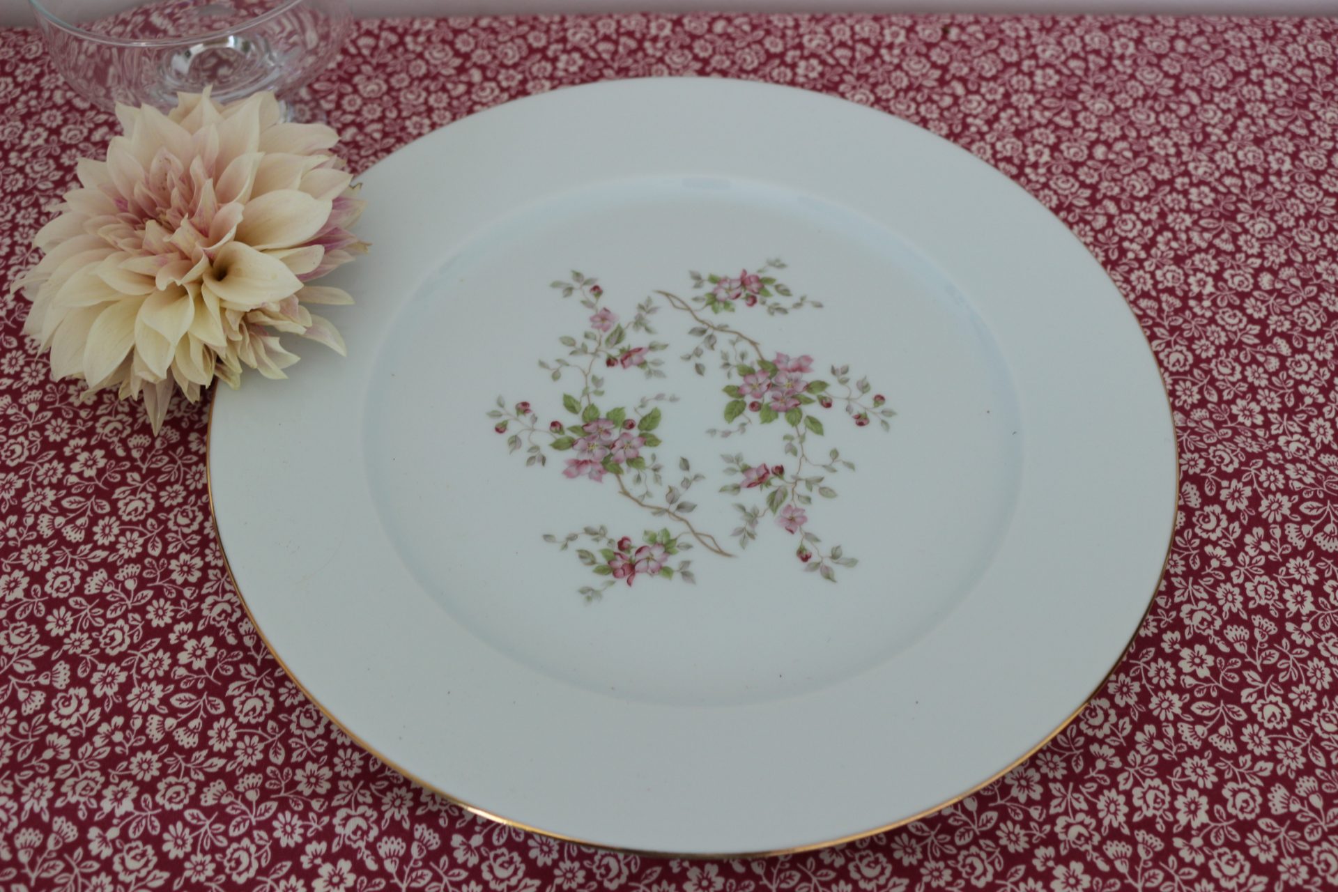 Plat Limoges avec décor de fleurs au centre