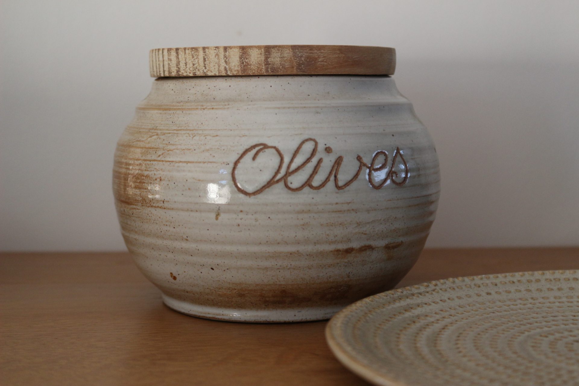 Pot à olives en grès avec couvercle disponible chez Joli jour 17