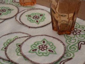 Lot de 8 dessous de verres et un napperon