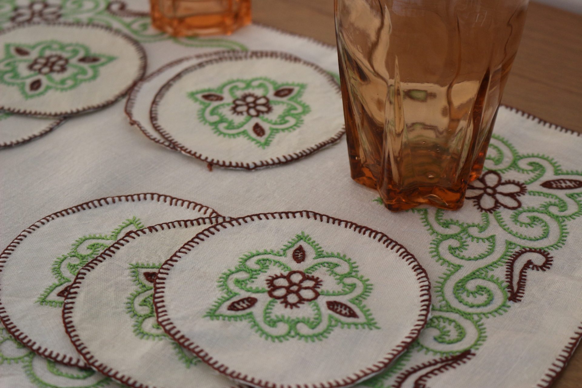 Lot de 8 dessous de verres et 1 napperon