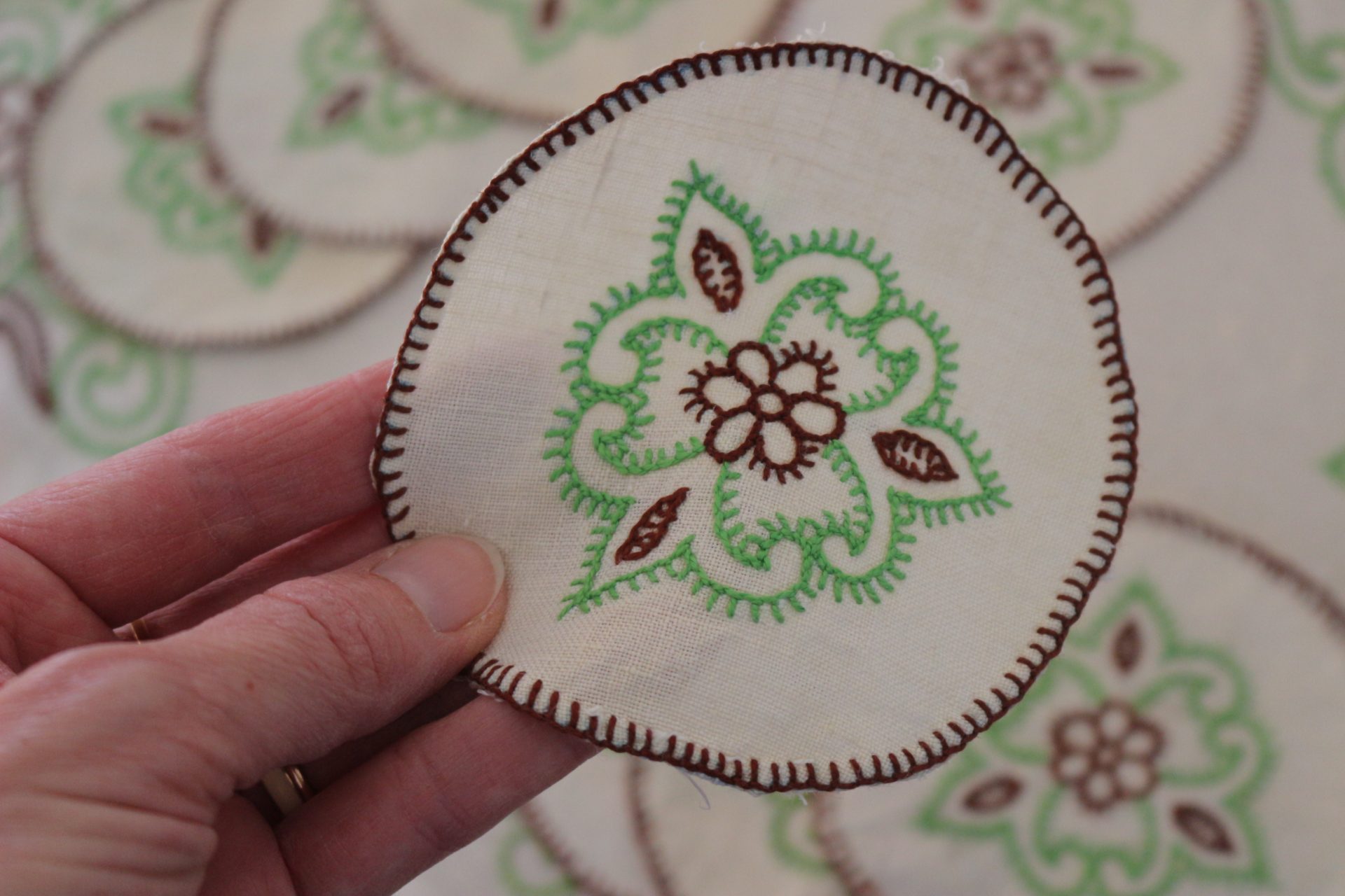 Lot de 8 dessous de verres et un napperon – Image 7