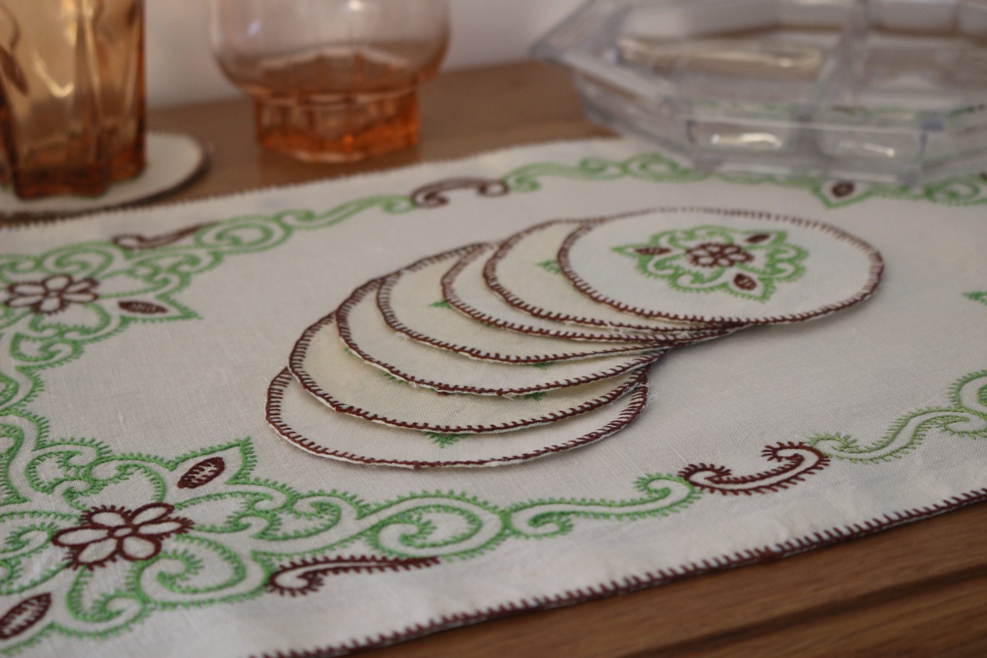 Lot de 8 dessous de verres et un napperon – Image 6