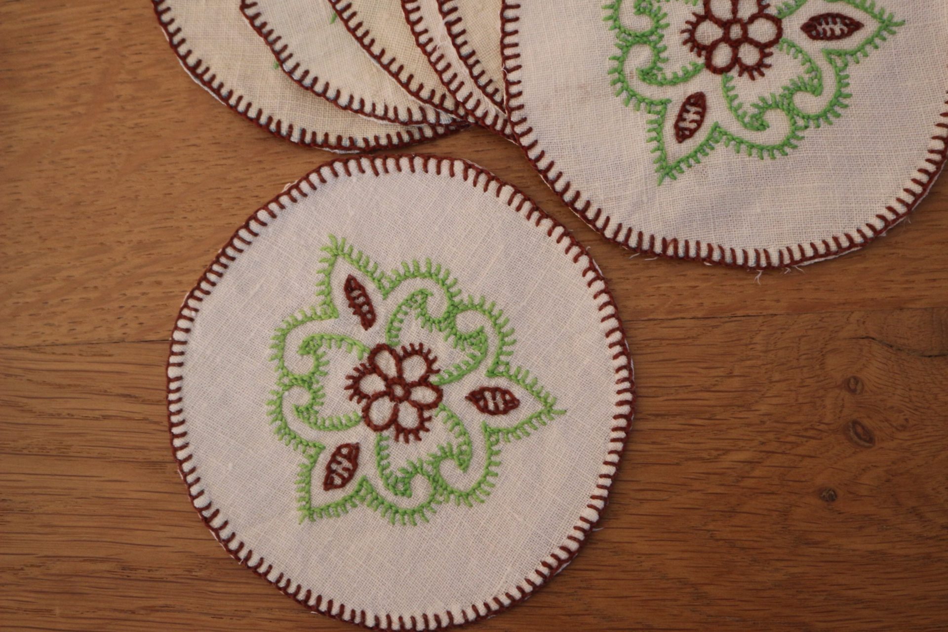 Lot de 8 dessous de verres et un napperon – Image 4