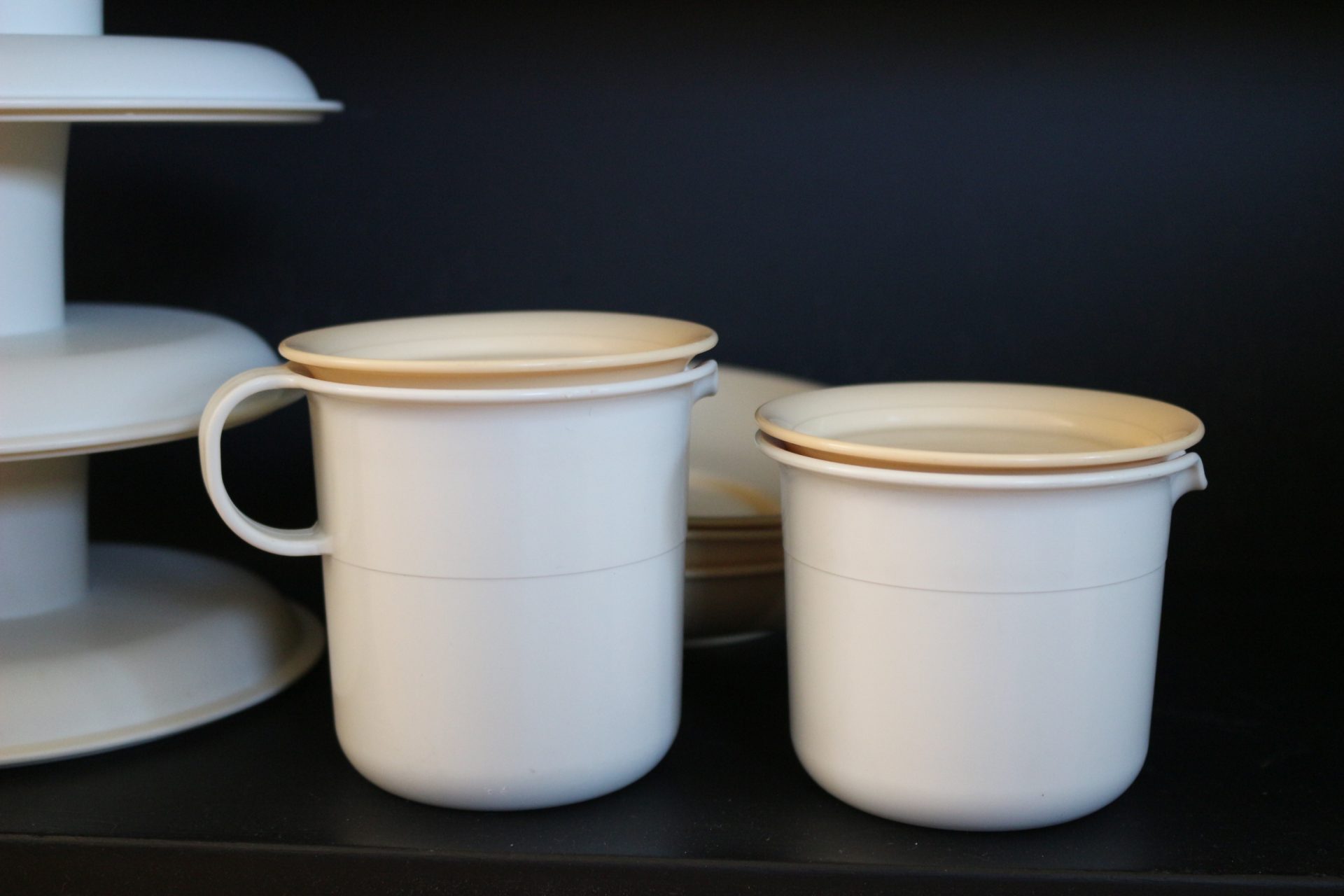 Deux verseuses Tupperware avec couvercles