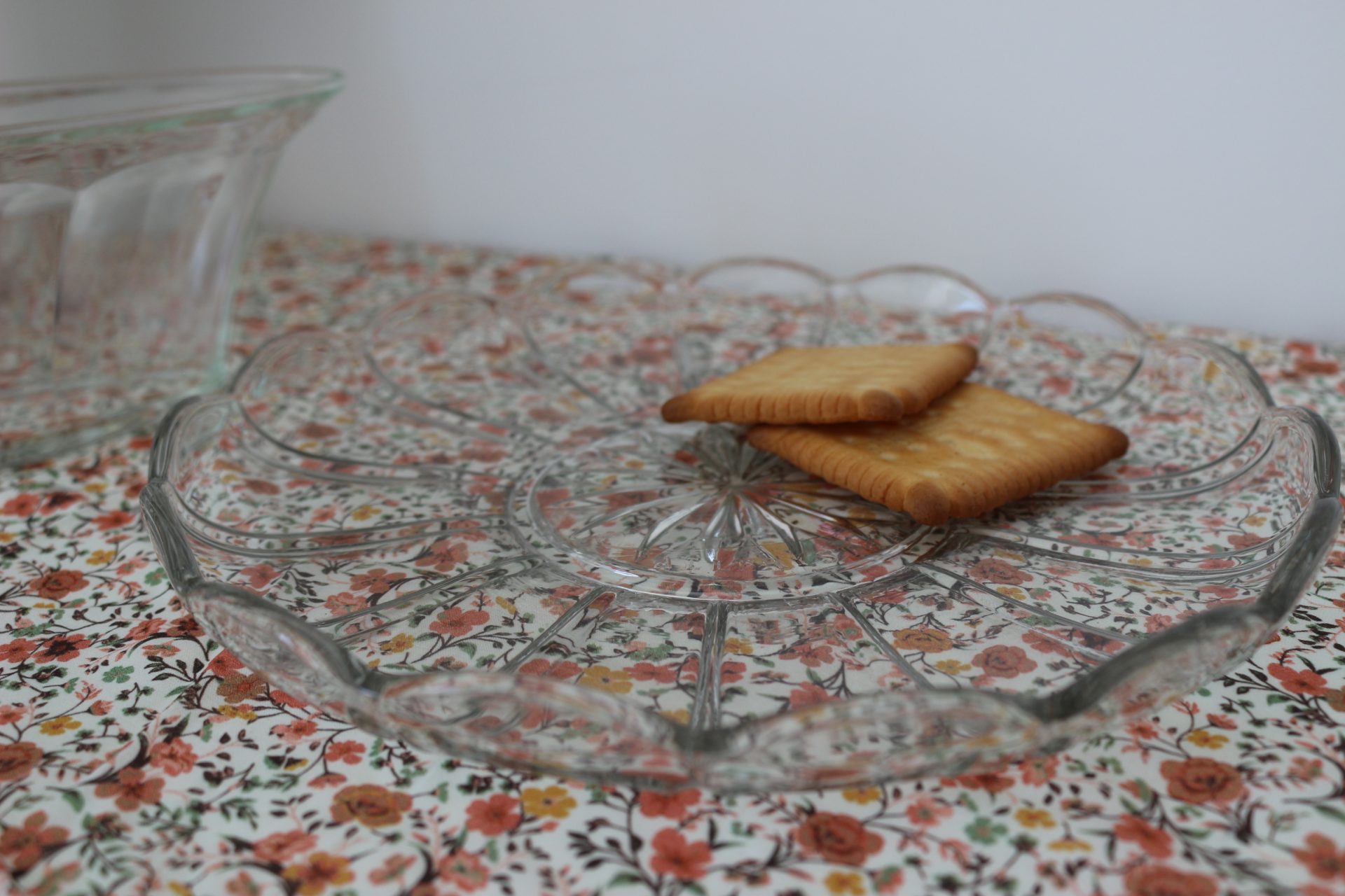 Plat vintage en verre moulé en forme de fleurs