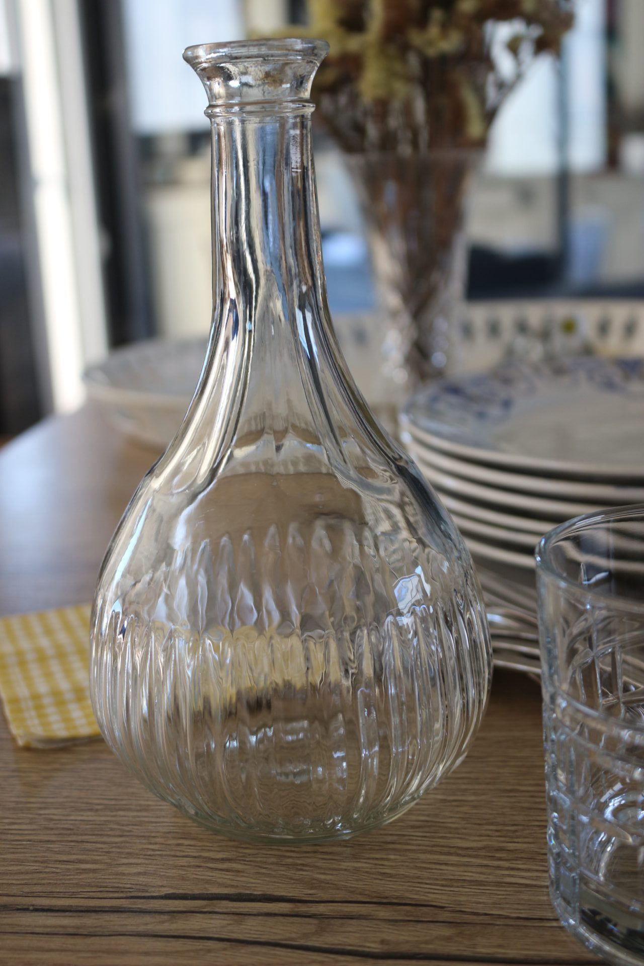 Petite carafe en verre moulé