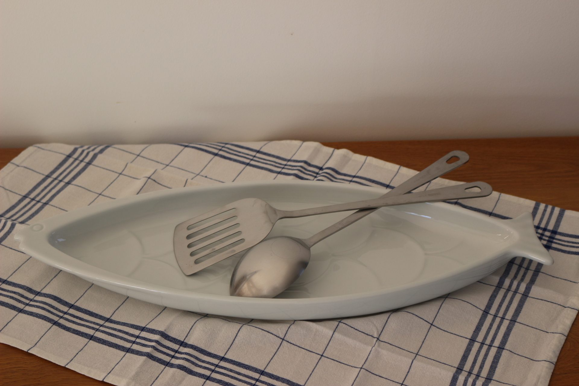 Plat en forme de poisson d'une belle capacité en porcelaine blanche, un produit chiné prêt à servir
